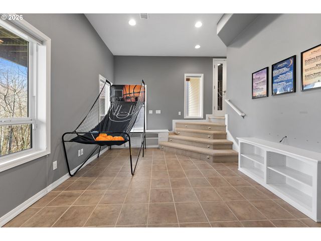 1546 Nw BENFIELD Dr, Portland, OR 97229