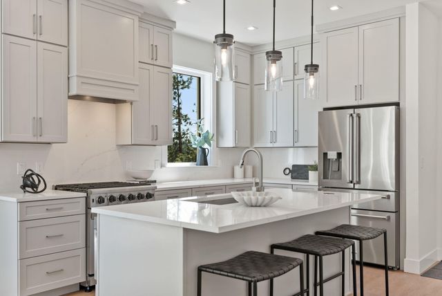 1140 SW Mt Bachelor Drive E301, Bend, OR 97702