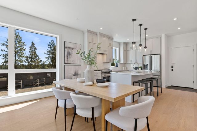 1140 SW Mt Bachelor Drive E301, Bend, OR 97702