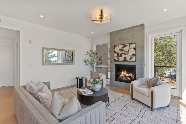 1140 SW Mt Bachelor Drive E301, Bend, OR 97702