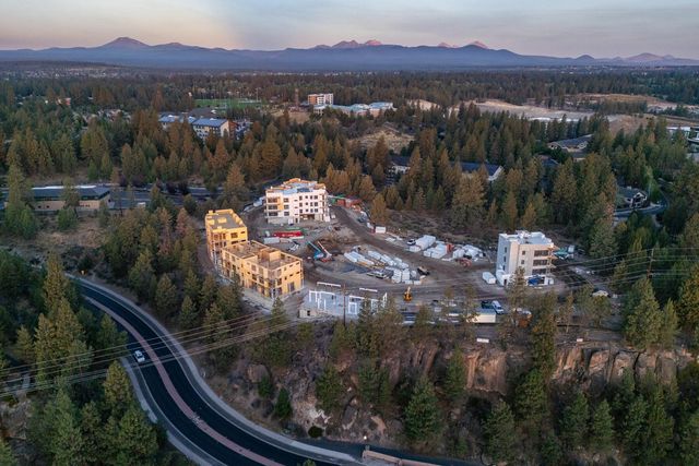 1140 SW Mt Bachelor Drive E301, Bend, OR 97702