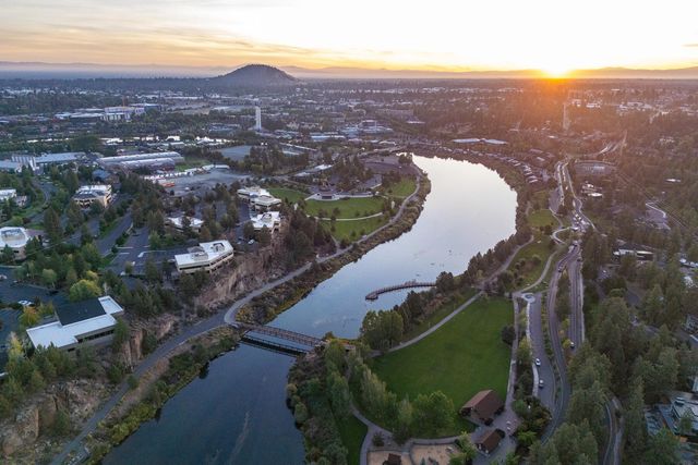 1140 SW Mt Bachelor Drive E301, Bend, OR 97702