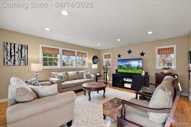 31251 Heath Court, Beverly Hills Village, MI 48025