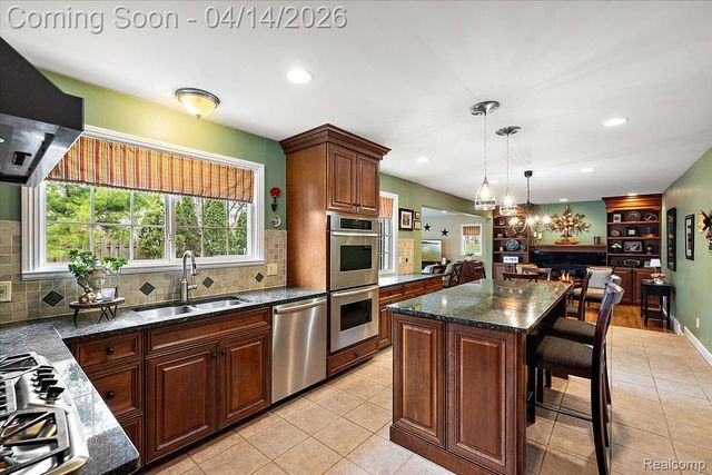 31251 Heath Court, Beverly Hills Village, MI 48025