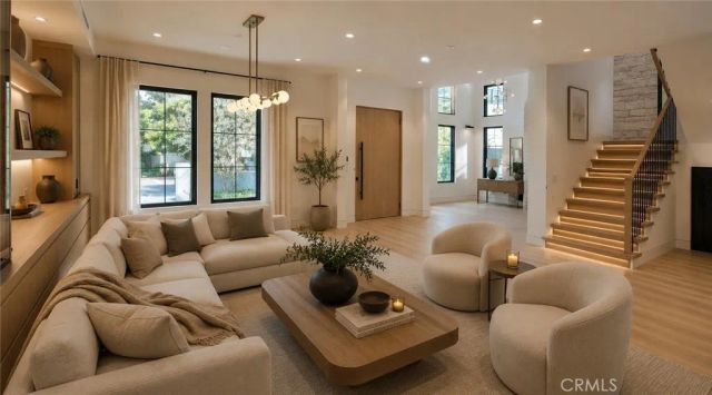 16354 Moorpark, Encino, CA 91436