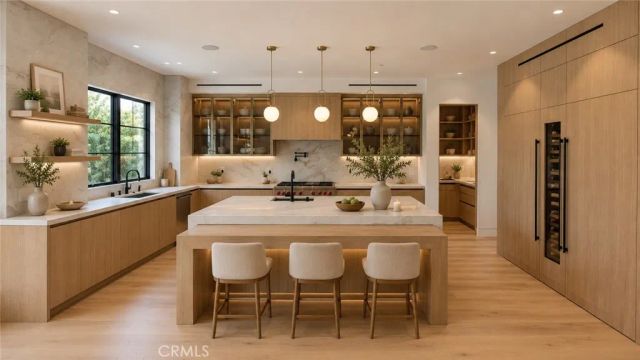 16354 Moorpark, Encino, CA 91436