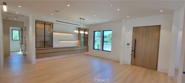 16354 Moorpark, Encino, CA 91436