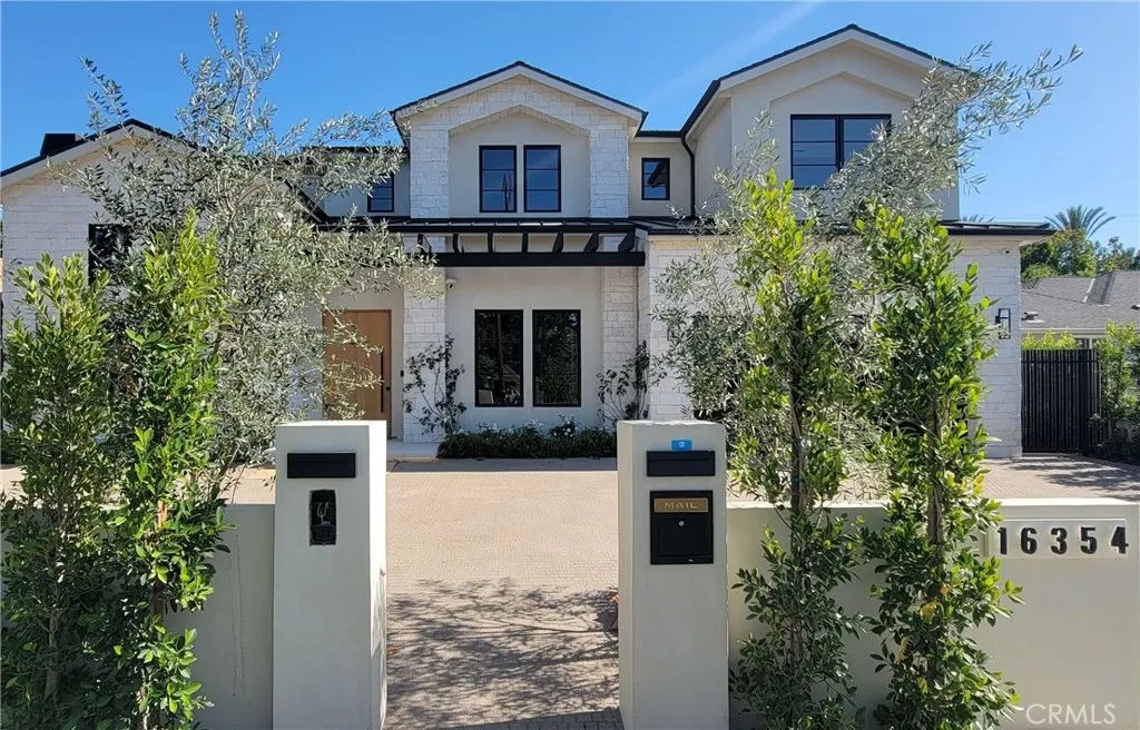 16354 Moorpark, Encino, CA 91436