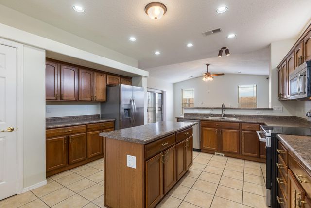 804 Loma Pinon Loop NE, Rio Rancho, NM 87144