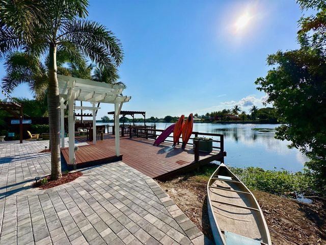 6850 Eastview Drive, Lake Worth, FL 33462