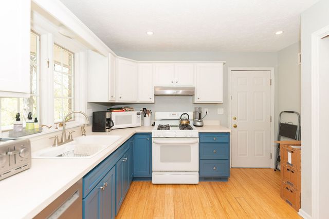 10594 Grover Oaks Road, Roscoe, IL 61073