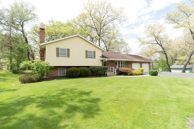 10594 Grover Oaks Road, Roscoe, IL 61073
