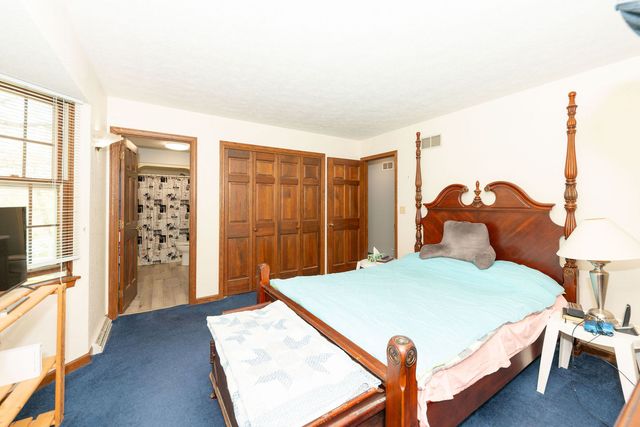 10594 Grover Oaks Road, Roscoe, IL 61073