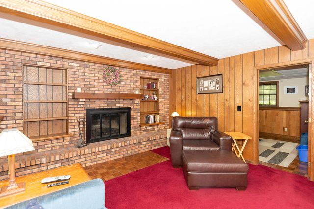 10594 Grover Oaks Road, Roscoe, IL 61073