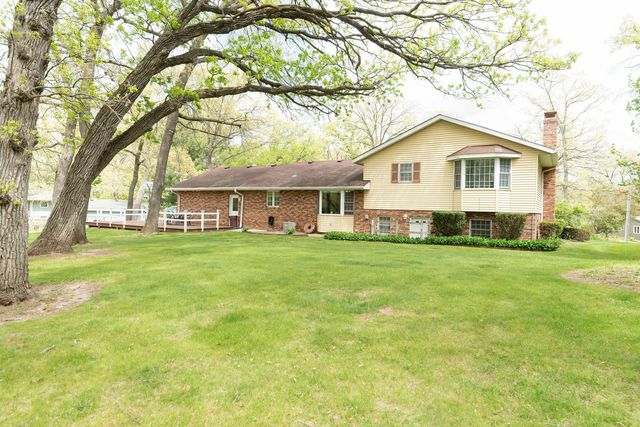 10594 Grover Oaks Road, Roscoe, IL 61073