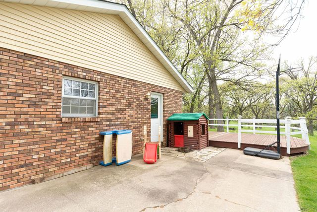 10594 Grover Oaks Road, Roscoe, IL 61073