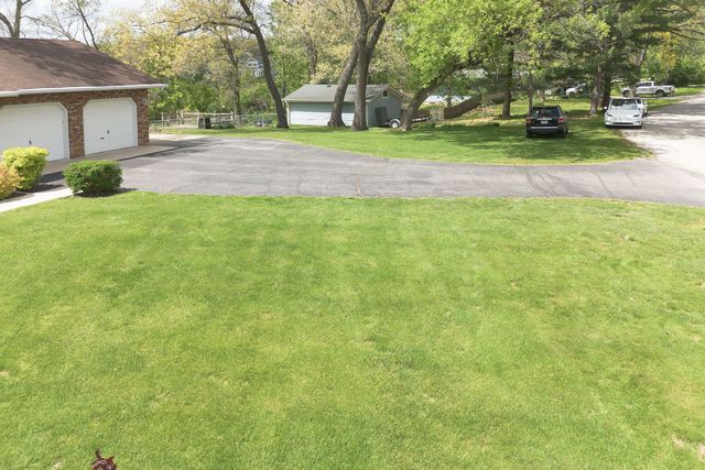 10594 Grover Oaks Road, Roscoe, IL 61073
