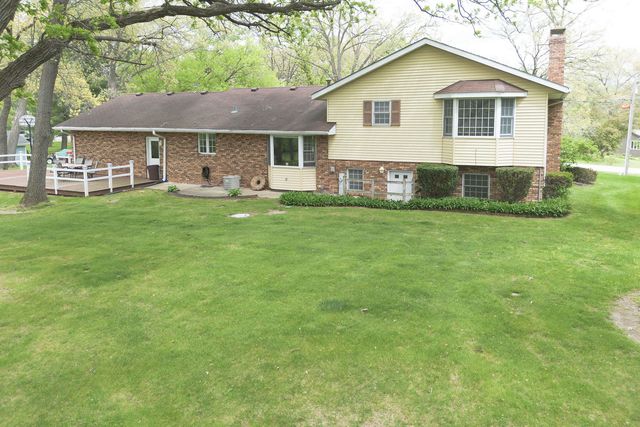10594 Grover Oaks Road, Roscoe, IL 61073