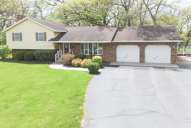 10594 Grover Oaks Road, Roscoe, IL 61073