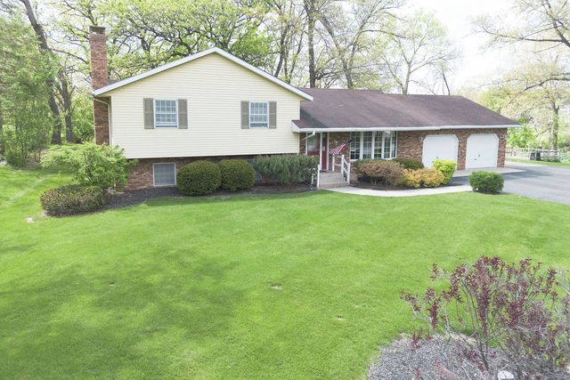 10594 Grover Oaks Road, Roscoe, IL 61073