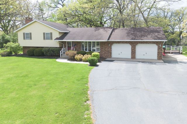 10594 Grover Oaks Road, Roscoe, IL 61073