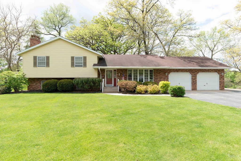 10594 Grover Oaks Road, Roscoe, IL 61073