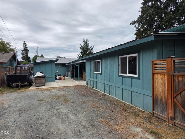 1716 SW K Street, Grants Pass, OR 97526