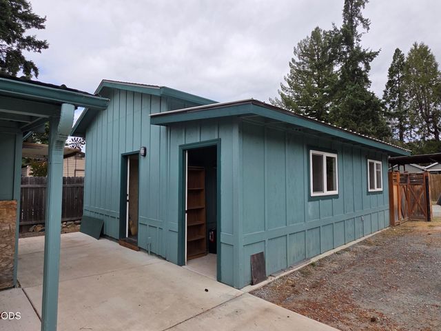 1716 SW K Street, Grants Pass, OR 97526