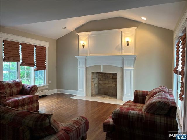 839 Hennigar Place, Oradell, NJ 07649