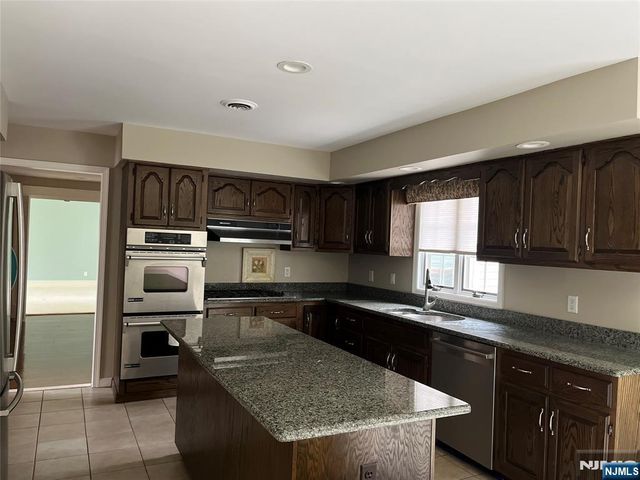 839 Hennigar Place, Oradell, NJ 07649