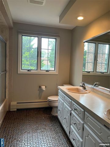 839 Hennigar Place, Oradell, NJ 07649