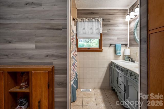 101 Guffey Mountain Road, Fairview, NC 28730