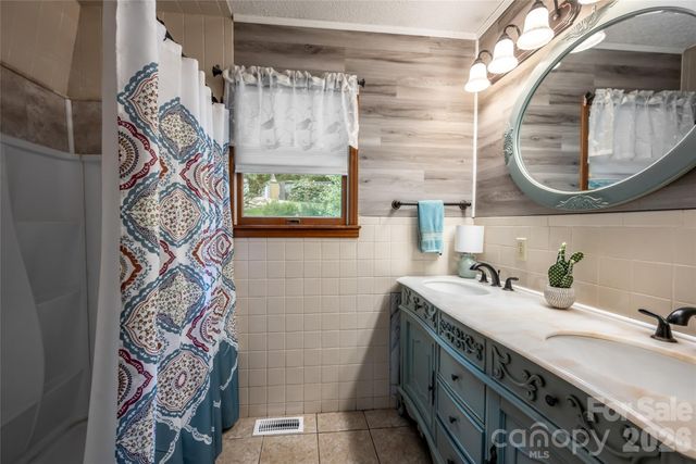 101 Guffey Mountain Road, Fairview, NC 28730