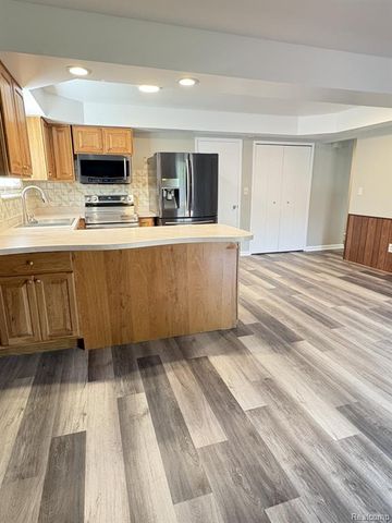 2651 Arrowhead Drive, Troy, MI 48083