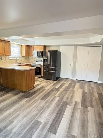 2651 Arrowhead Drive, Troy, MI 48083