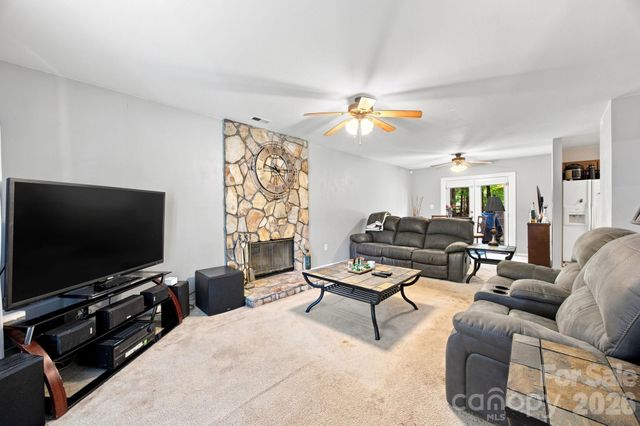 5512 River Falls Drive 16, Charlotte, NC 28215