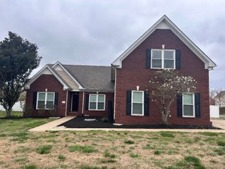 1816 Potters Ct, Murfreesboro, TN 37128