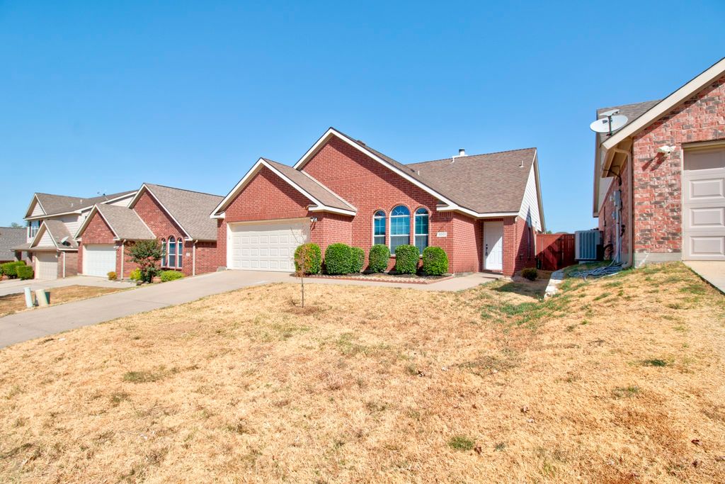 9001 Wild Rose Lane, Aubrey, TX 76227 — exterior