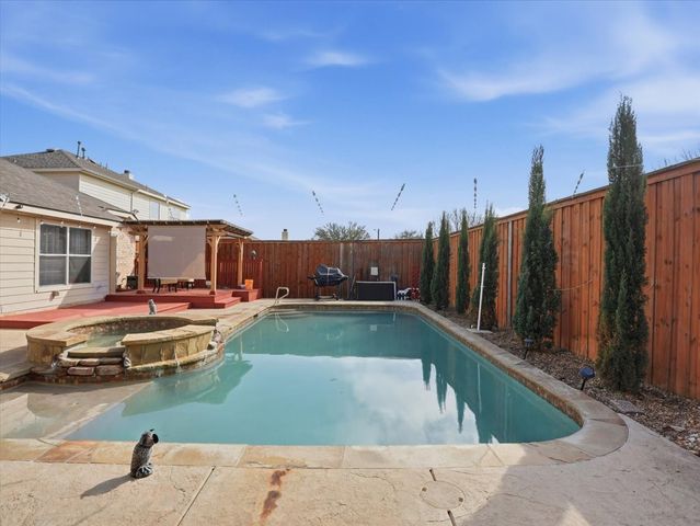 1039 Wood Brook Drive, Grand Prairie, TX 75052