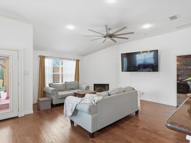 1039 Wood Brook Drive, Grand Prairie, TX 75052