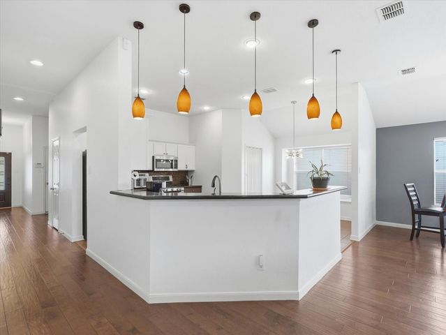 1039 Wood Brook Drive, Grand Prairie, TX 75052