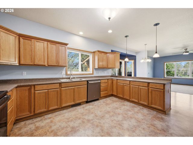 17911 Ne 158TH St, Brush Prairie, WA 98606