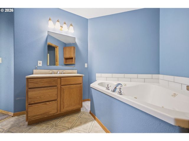 17911 Ne 158TH St, Brush Prairie, WA 98606