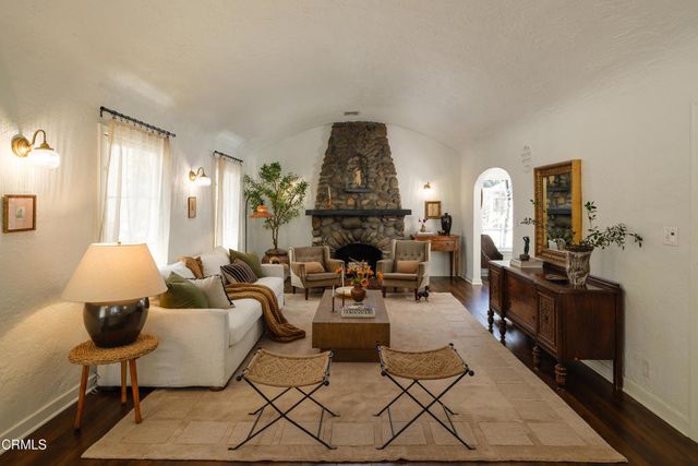 10107 Stonehurst Avenue, Los Angeles, CA 91352