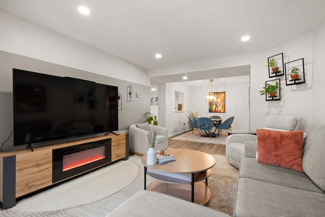 345 Place Ln 345, Woburn, MA 01801