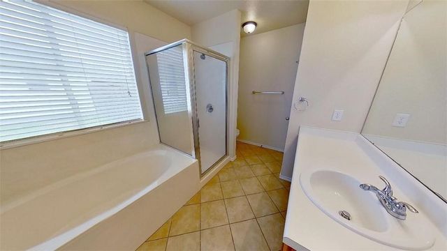 105 Fishbaugh LN, Hutto, TX 78634