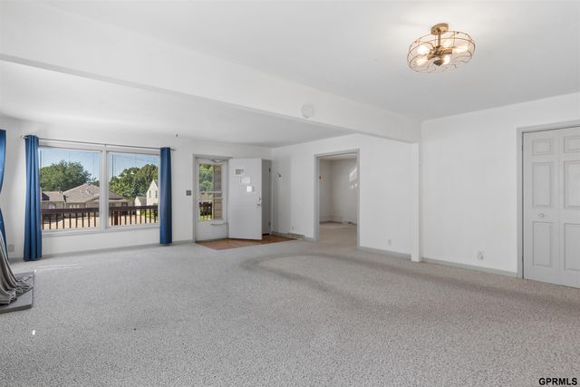 608 W Mission Avenue, Bellevue, NE 68005