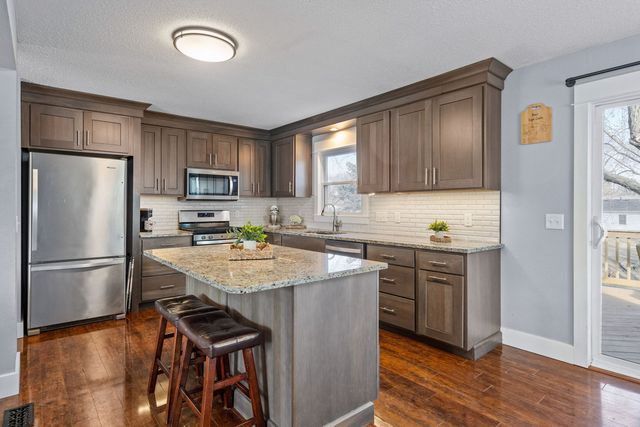 3071 S HAMPTON Drive, Bettendorf, IA 52722