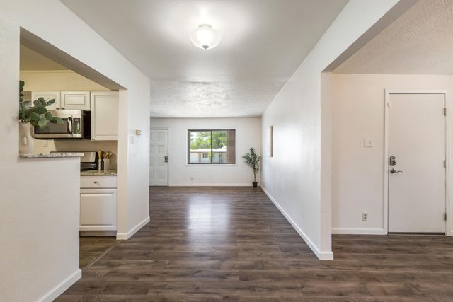 808 La Veta Drive NE, Albuquerque, NM 87108