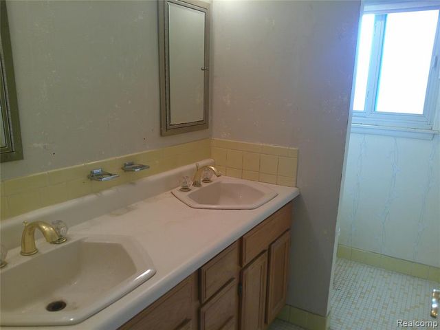 2803 Lexington Court, Trenton, MI 48183